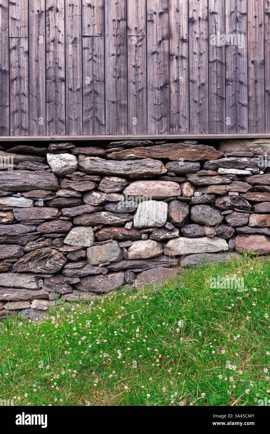 Fondation en pierre d'une maison dans un village norvégien traditionnel Banque D'Images