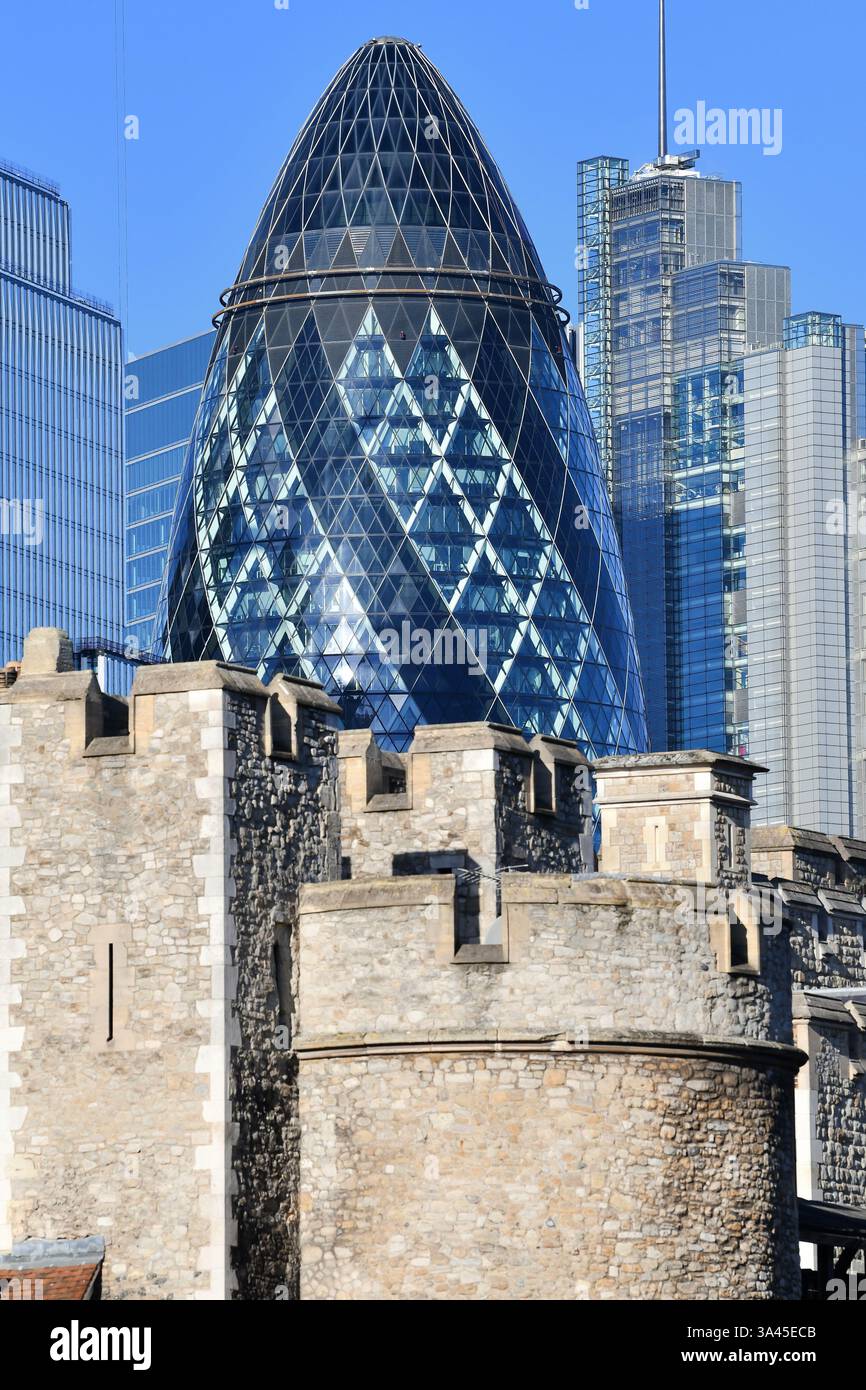 Le gratte-ciel 30 St Mary axe (également connu sous le nom de Gherkin) se dresse derrière la Tour de Londres Banque D'Images