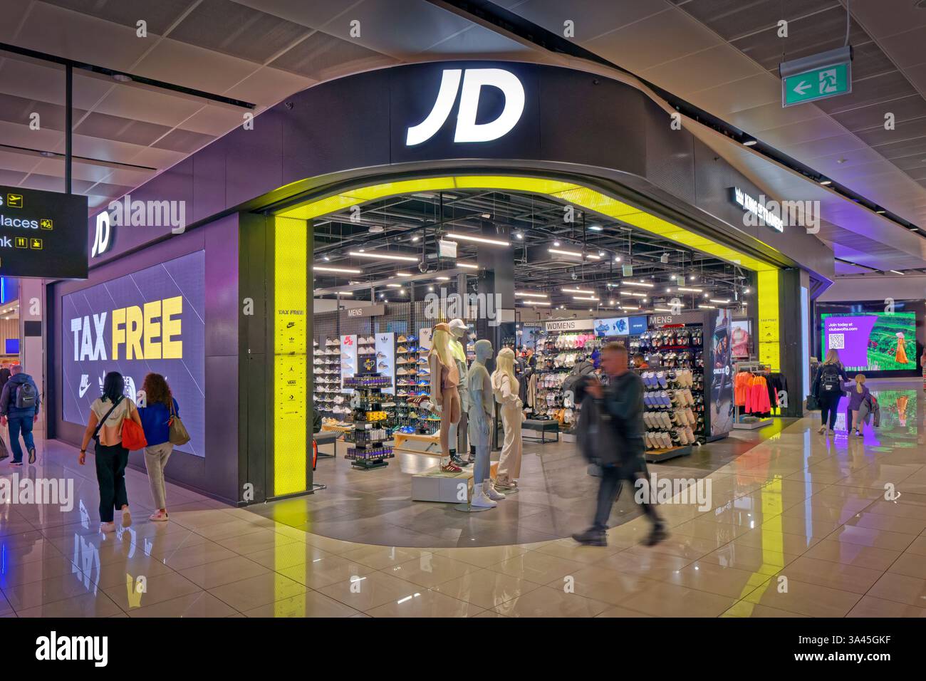 Magasin JD Sports au terminal 2 de l'aéroport de Manchester, Angleterre, Royaume-Uni. Banque D'Images