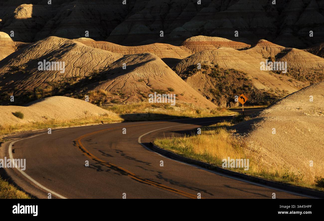 Dakota du Sud, États-Unis. Parc national des Badlands. Route à travers le paysage. Banque D'Images