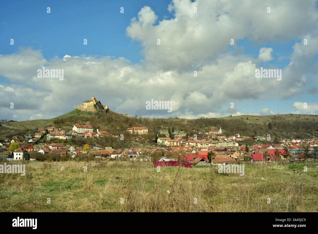 Vue sur la ville de Rupea en Transylvanie avec la citadelle au sommet de la colline Banque D'Images