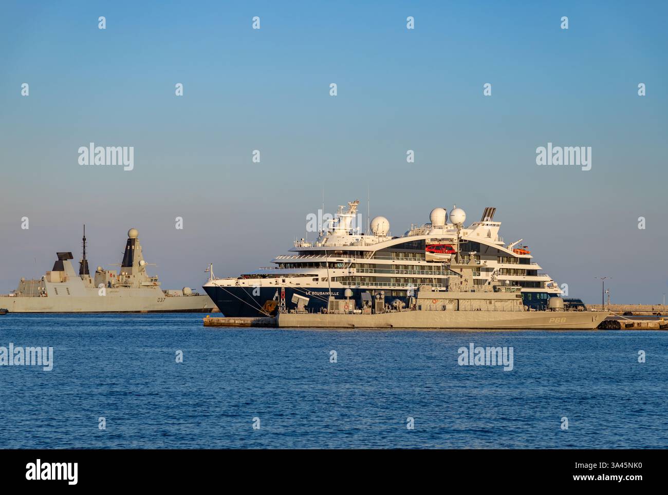 Photo d'un bateau de croisière de taille moyenne amarré au port de Rhodes. Banque D'Images
