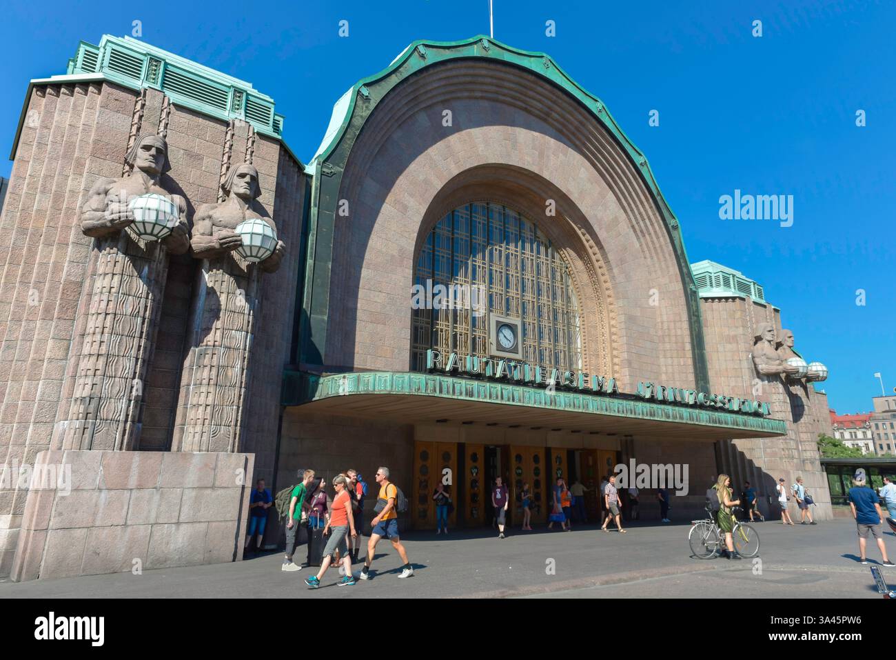 Gare d'Helsinki, vue sur l'entrée de la gare centrale d'Helsinki de style Art nouveau conçue par Eliel Saarinen en 1919, Finlande. Banque D'Images