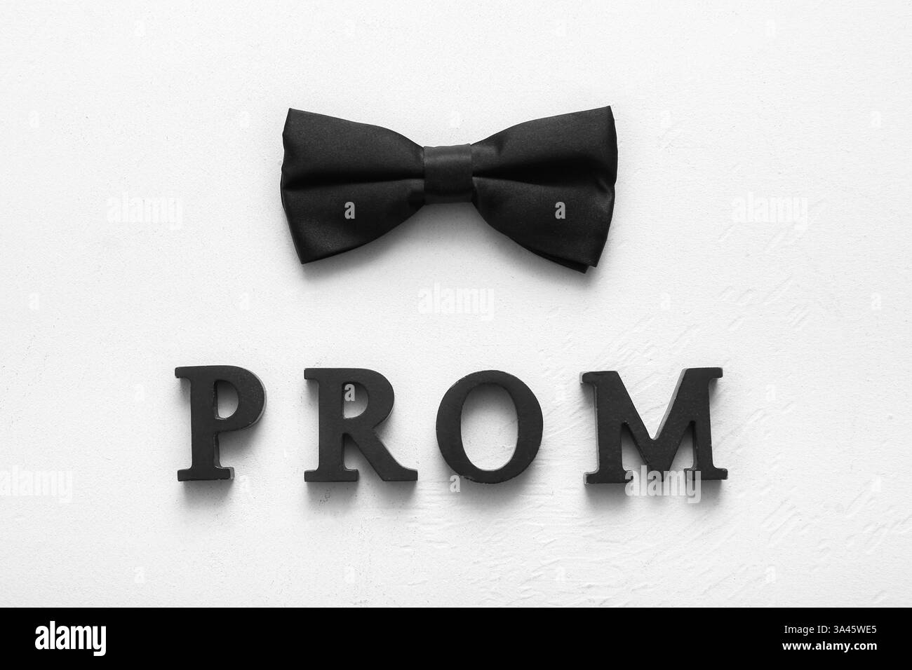 Mot PROM avec noeud papillon sur fond grunge blanc Banque D'Images