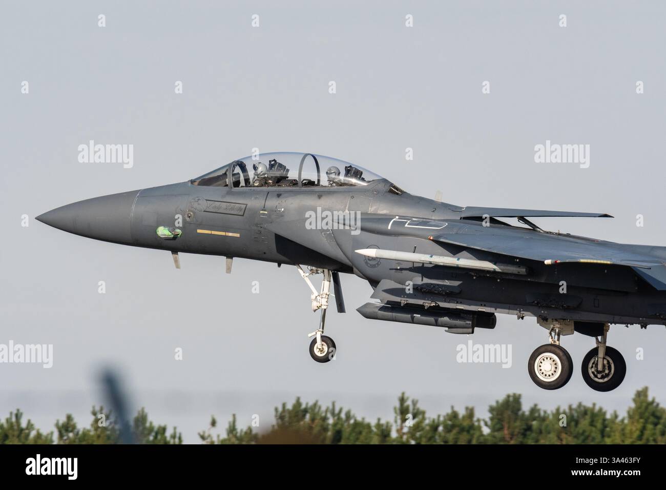USAF McDonnell Douglas F-15 Eagle arrivant à RAF Lakenheath, Suffolk avec son aérofrein levé Banque D'Images