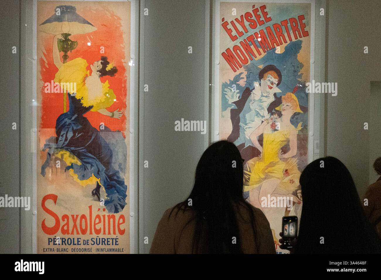 Paris, France. 18 mars 2025. Les visiteurs regardent l'exposition ''Art is in the Street'' le jour de l'ouverture au Musée d'Orsay à Paris le 18 mars 2025 à Paris. A travers une collection exceptionnelle de près de 230 œuvres, ''L'art est dans la rue'' explore l'ascension spectaculaire de l'affiche illustrée à Paris au cours de la seconde moitié du XIXe siècle. (Crédit image : © Bryan Smith/ZUMA Press Wire) USAGE ÉDITORIAL SEULEMENT! Non destiné à UN USAGE commercial ! Banque D'Images