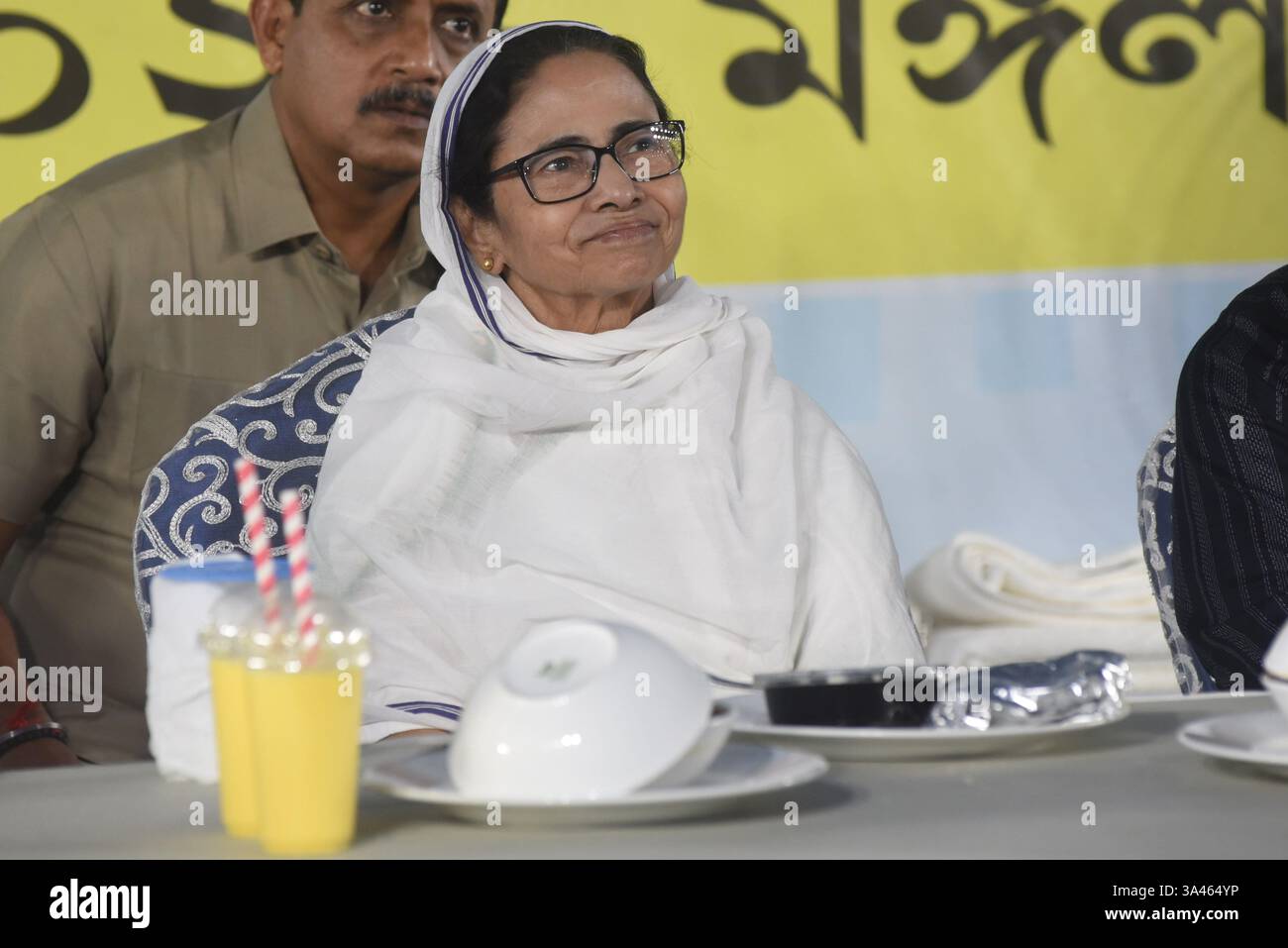 Kolkata, Inde. 18 mars 2025. Mamata Banerjee, ministre en chef de l'État du Bengale occidental, lors d'une fête d'iftar organisée par Kolkata Municipal Corporation pendant le mois sacré de Ramzan à Kolkata, en Inde, le 18 mars 2025, photos de Debajyoti Chakraborty. (Photo : Debajyoti Chakraborty/News images) à Kolkata, Inde le 18/03/2025. (Photo de Debajyoti Chakraborty/News images/Sipa USA) crédit : Sipa USA/Alamy Live News Banque D'Images
