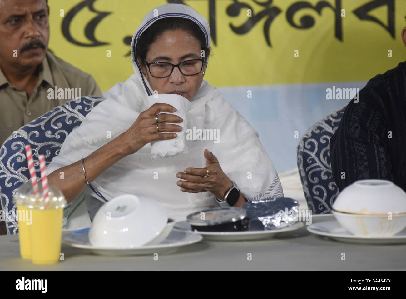Kolkata, Inde. 18 mars 2025. Mamata Banerjee, ministre en chef de l'État du Bengale occidental, lors d'une fête d'iftar organisée par Kolkata Municipal Corporation pendant le mois sacré de Ramzan à Kolkata, en Inde, le 18 mars 2025, photos de Debajyoti Chakraborty. (Photo : Debajyoti Chakraborty/News images) à Kolkata, Inde le 18/03/2025. (Photo de Debajyoti Chakraborty/News images/Sipa USA) crédit : Sipa USA/Alamy Live News Banque D'Images