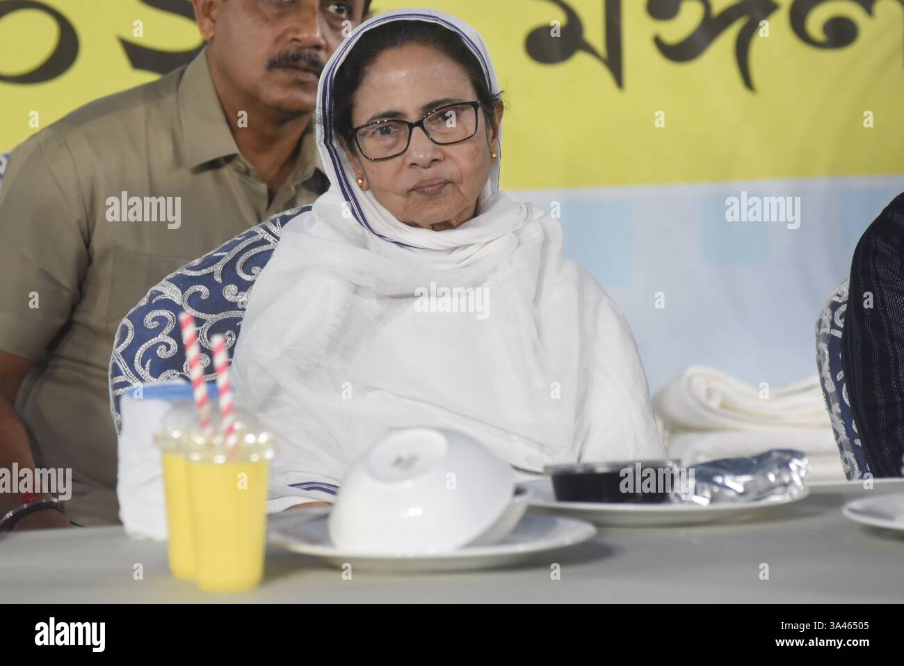 Kolkata, Inde. 18 mars 2025. Mamata Banerjee, ministre en chef de l'État du Bengale occidental, lors d'une fête d'iftar organisée par Kolkata Municipal Corporation pendant le mois sacré de Ramzan à Kolkata, en Inde, le 18 mars 2025, photos de Debajyoti Chakraborty. (Photo : Debajyoti Chakraborty/News images) à Kolkata, Inde le 18/03/2025. (Photo de Debajyoti Chakraborty/News images/Sipa USA) crédit : Sipa USA/Alamy Live News Banque D'Images