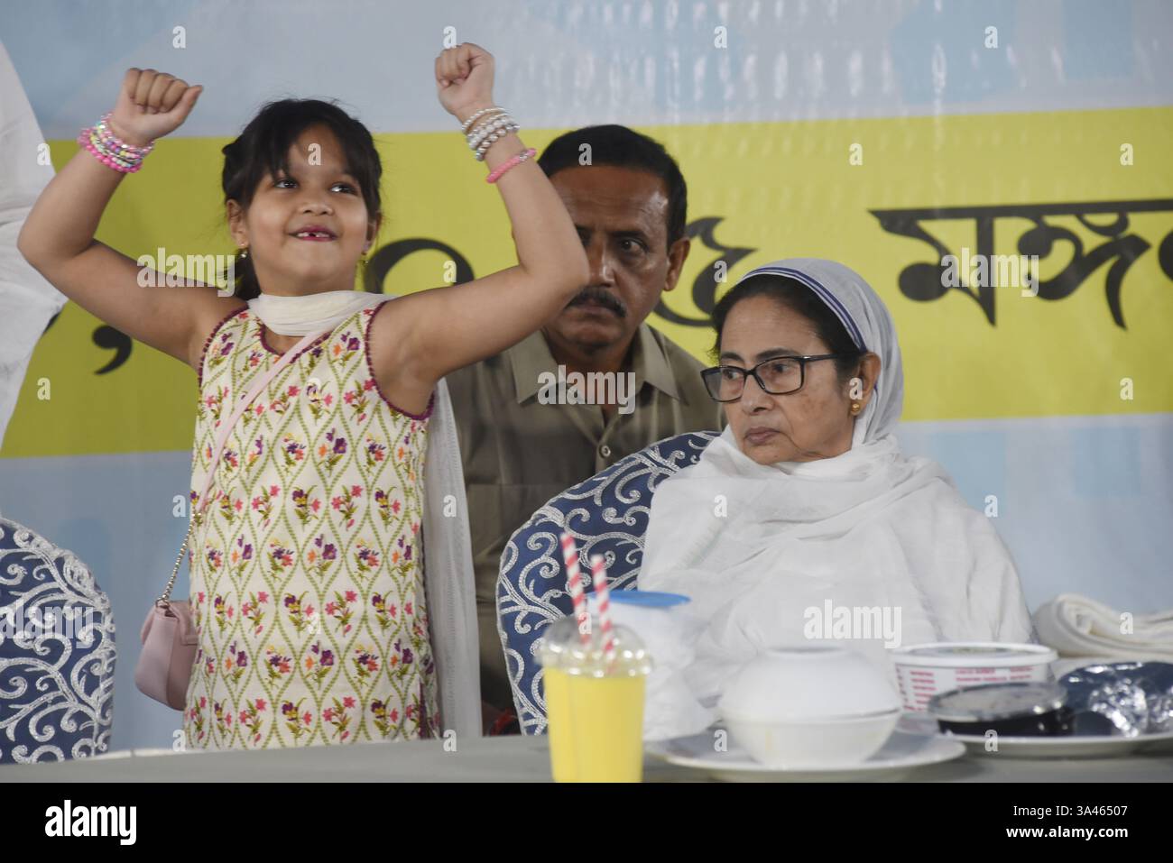 Kolkata, Inde. 18 mars 2025. Mamata Banerjee, ministre en chef de l'État du Bengale occidental, lors d'une fête d'iftar organisée par Kolkata Municipal Corporation pendant le mois sacré de Ramzan à Kolkata, en Inde, le 18 mars 2025, photos de Debajyoti Chakraborty. (Photo : Debajyoti Chakraborty/News images) à Kolkata, Inde le 18/03/2025. (Photo de Debajyoti Chakraborty/News images/Sipa USA) crédit : Sipa USA/Alamy Live News Banque D'Images
