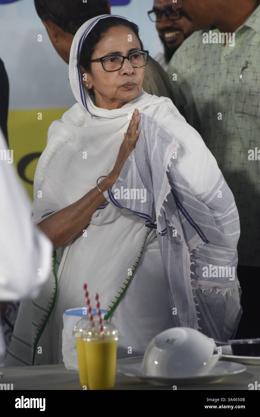 Kolkata, Inde. 18 mars 2025. Mamata Banerjee, ministre en chef de l'État du Bengale occidental, lors d'une fête d'iftar organisée par Kolkata Municipal Corporation pendant le mois sacré de Ramzan à Kolkata, en Inde, le 18 mars 2025, photos de Debajyoti Chakraborty. (Photo : Debajyoti Chakraborty/News images) à Kolkata, Inde le 18/03/2025. (Photo de Debajyoti Chakraborty/News images/Sipa USA) crédit : Sipa USA/Alamy Live News Banque D'Images