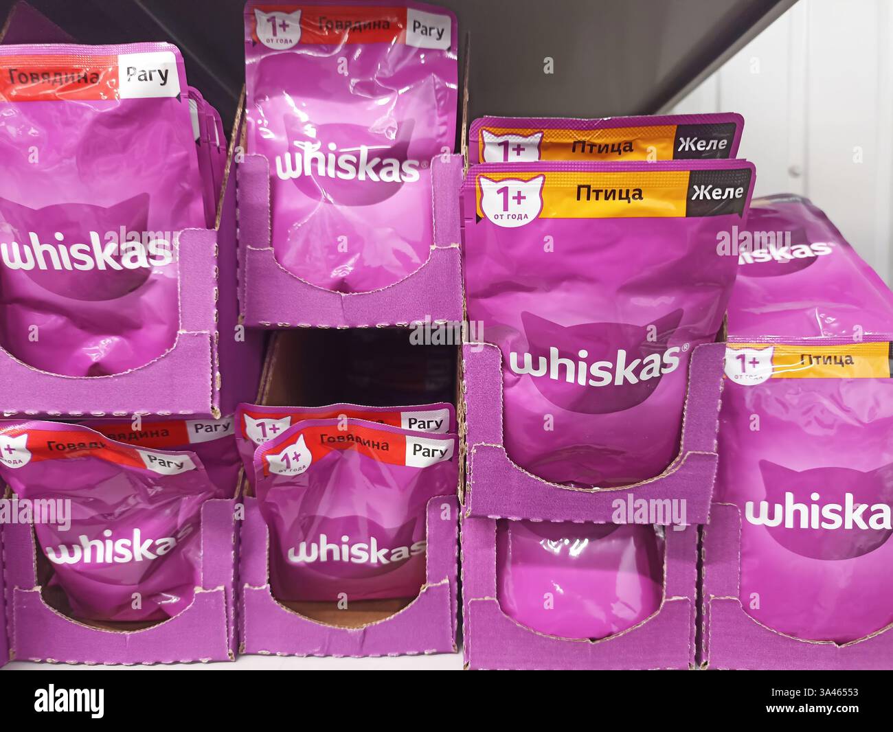Présentoir de nourriture pour chats Whiskas sur l'étagère du supermarché avec emballage violet et étiquettes russes. Banque D'Images