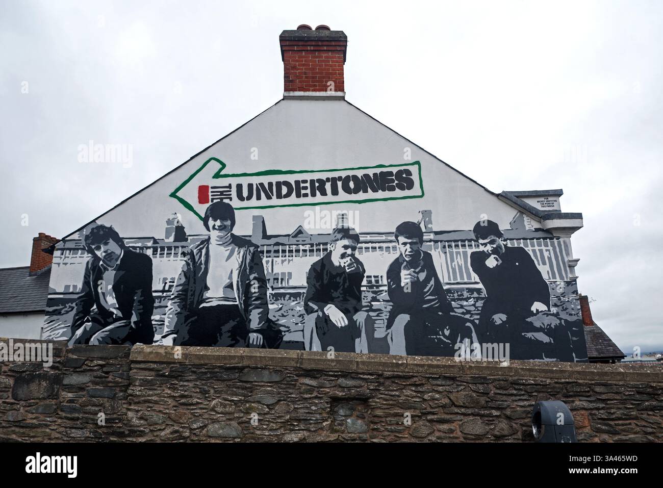 La peinture murale sous-jacente vue depuis les murs de la ville à Derry/Londonderry, en Irlande du Nord. Banque D'Images