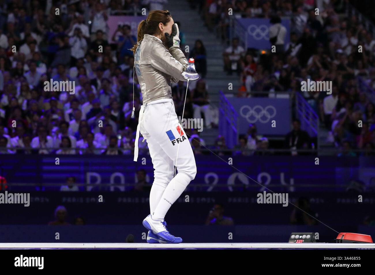 29 juillet 2024 - Paris, France : Manon Apithy-Brunet de France réagit à sa victoire contre Sara Balzer dans la finale individuelle Sabre d'escrime féminine Banque D'Images