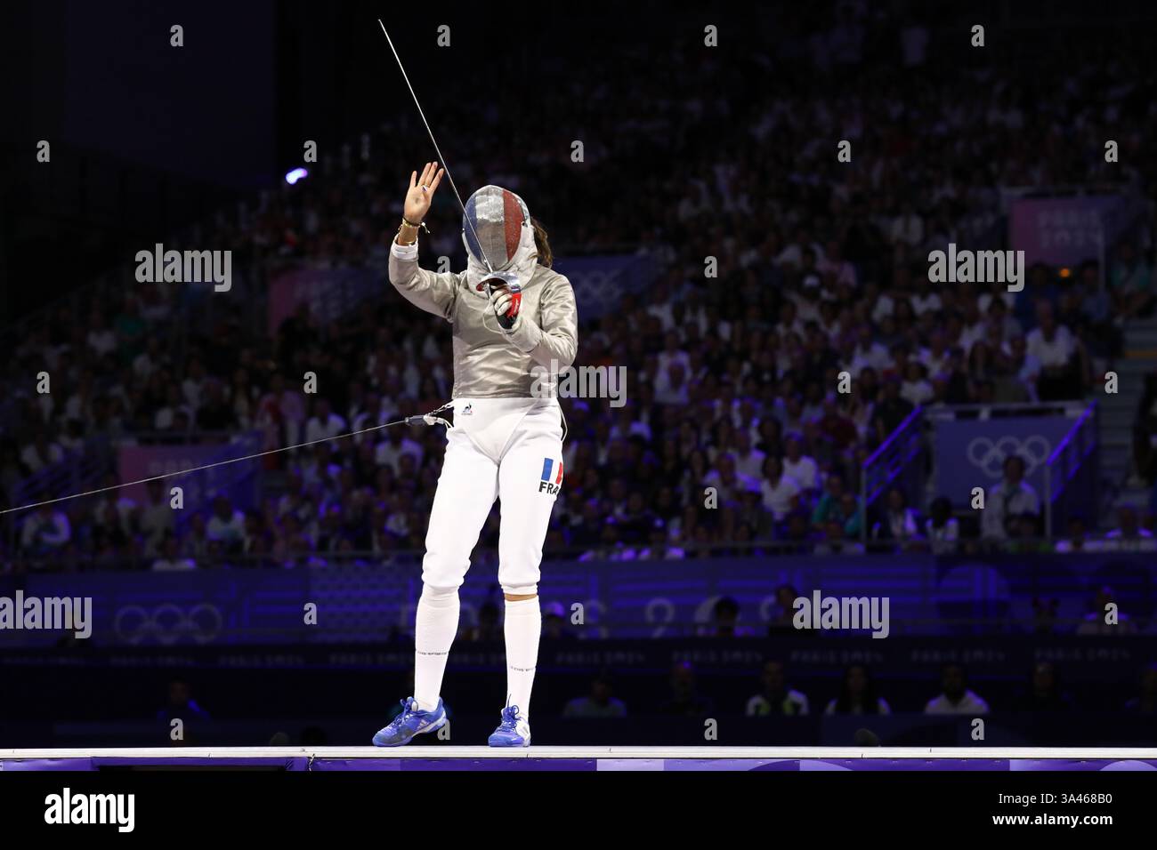 29 juillet 2024 - Paris, France : Manon Apithy-Brunet de France réagit dans la finale individuelle sabre féminine d'escrime le jour 3 des Jeux Olympiques de Paris 2024 Banque D'Images