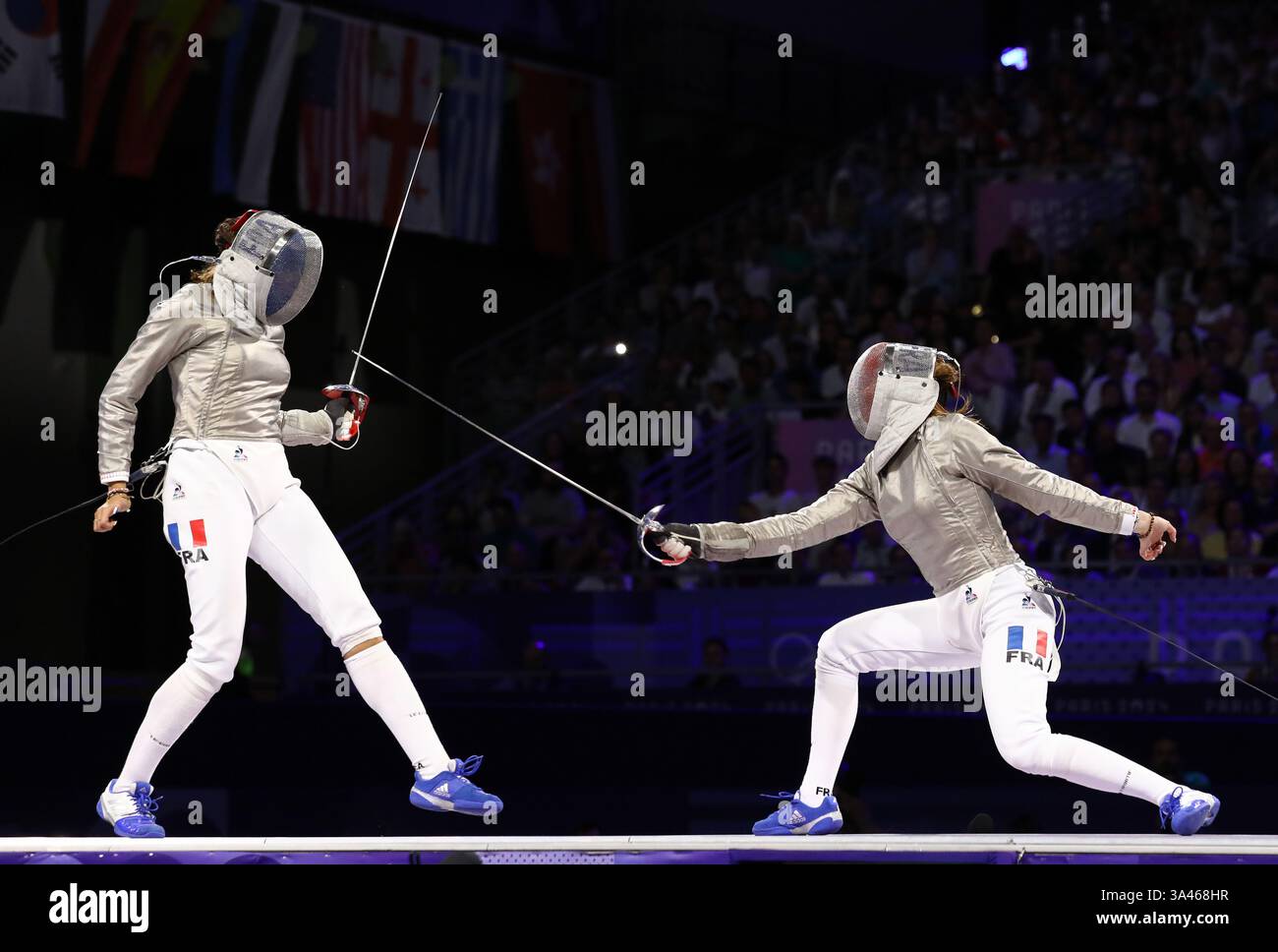 29 juillet 2024 - Paris, France : Sara Balzer (à gauche) et Manon Apithy-Brunet (à droite) de France dans la finale individuelle sabre d'escrime féminine le jour 3 o Banque D'Images