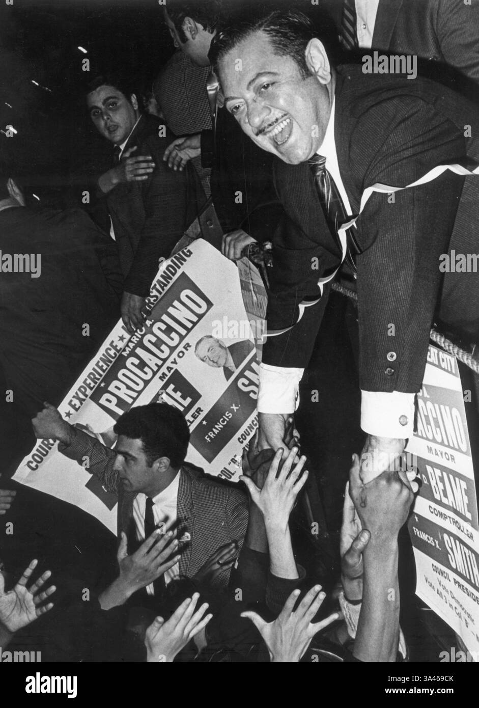 5 mai 1969 - New York, New York, États-Unis - MARIO ANGELO PROCACCINO (5 septembre 1912 - 20 décembre 1995), né à Bisaccia, Italie, était un avocat, contrôleur et candidat démocrate au poste de maire de New York. PHOTO : date exacte inconnue. MARIO PROCACCINO presse la chair lors de sa course à la mairie de New York. Il a perdu (36%). Lorsqu'il s'exprimait devant un public afro-américain, Procaccino a fait une gaffe en disant : « mon cœur est aussi noir que le tien », il disait aussi que son compagnon de course, F. X. Smith, « pousse sur vous comme un cancer ». sa campagne a eu plusieurs effets durables sur le plan national Banque D'Images