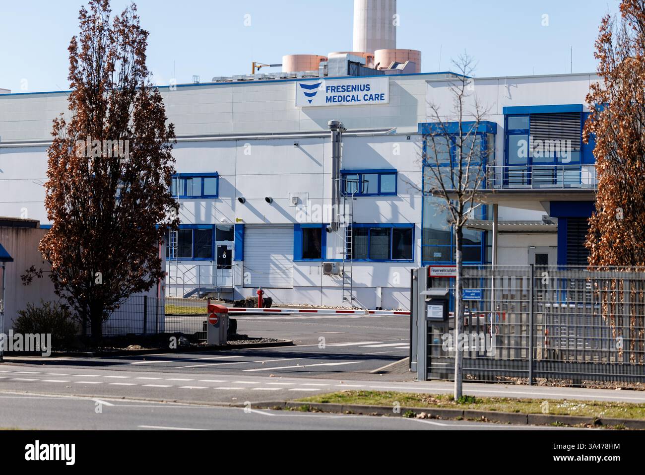 Schweinfurt, Allemagne. 17 mars 2025. Le logo Fresenius Medical Care est visible dans une usine du site de la société à Schweinfurt (Bavière) le 17 mars 2025. Fresenius Medical Care AG, en abrégé FMC, est l'un des principaux fournisseurs allemands de produits de dialyse et de services de dialyse pour les soins médicaux vitaux des personnes souffrant d'insuffisance rénale chronique et aiguë. Crédit : Matthias Balk/dpa/Alamy Live News Banque D'Images