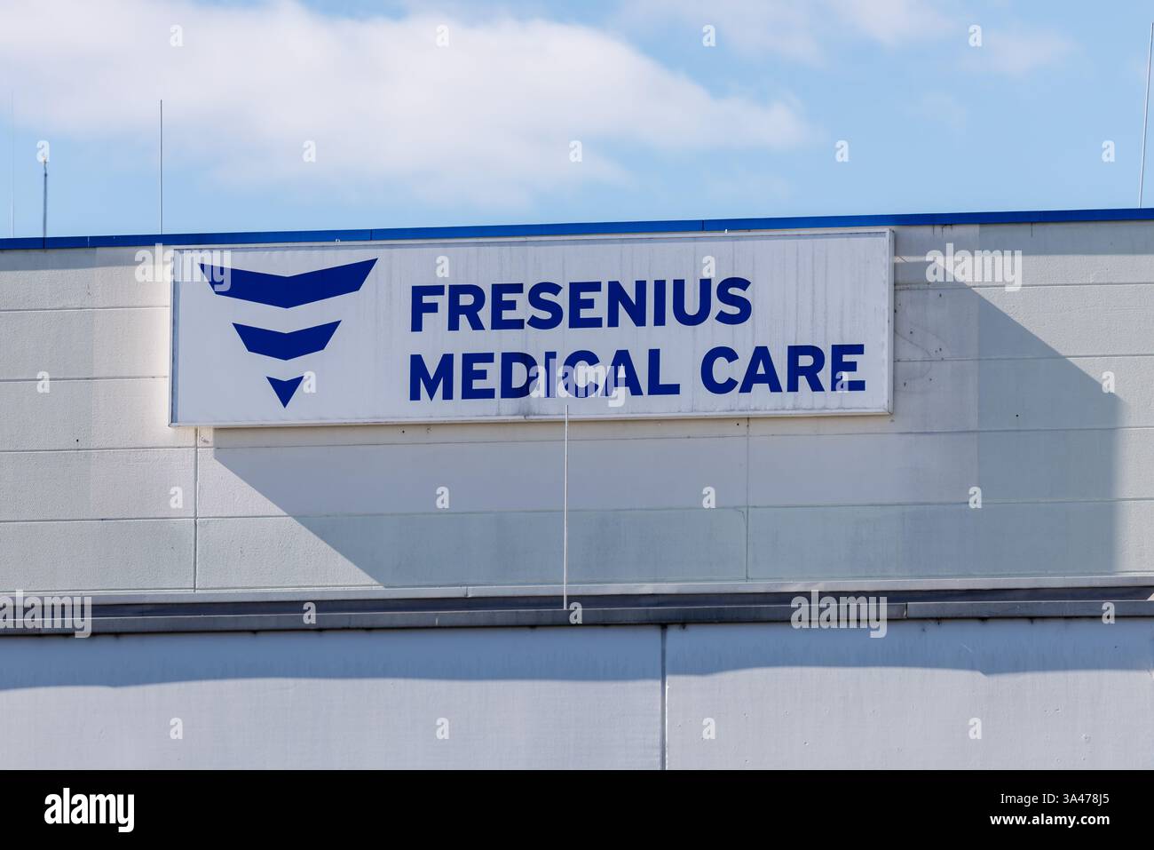 Schweinfurt, Allemagne. 17 mars 2025. Le logo Fresenius Medical Care est visible dans une usine du site de la société à Schweinfurt (Bavière) le 17 mars 2025. Fresenius Medical Care AG, en abrégé FMC, est l'un des principaux fournisseurs allemands de produits de dialyse et de services de dialyse pour les soins médicaux vitaux des personnes souffrant d'insuffisance rénale chronique et aiguë. Crédit : Matthias Balk/dpa/Alamy Live News Banque D'Images