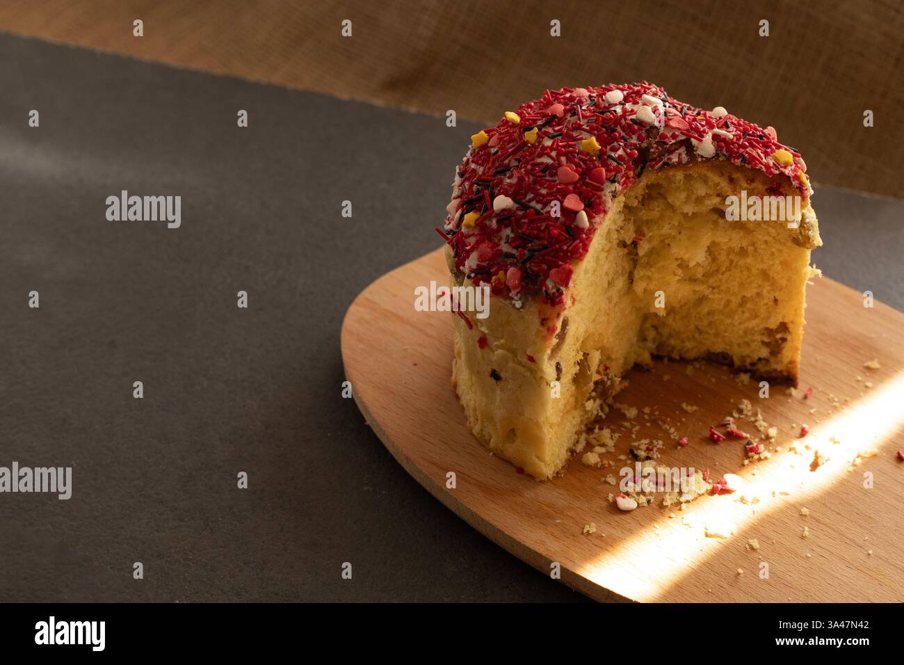 Texture de gâteau de Pâques avec des raisins secs dans la coupe, espace de copie Banque D'Images