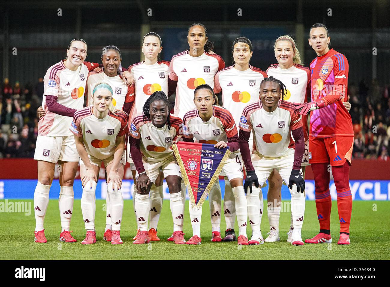 Teamfoto Lyon beim UEFA Champions League Spiel FC Bayern M?nchen - Olympique Lyon AM 18.03.2025. Banque D'Images