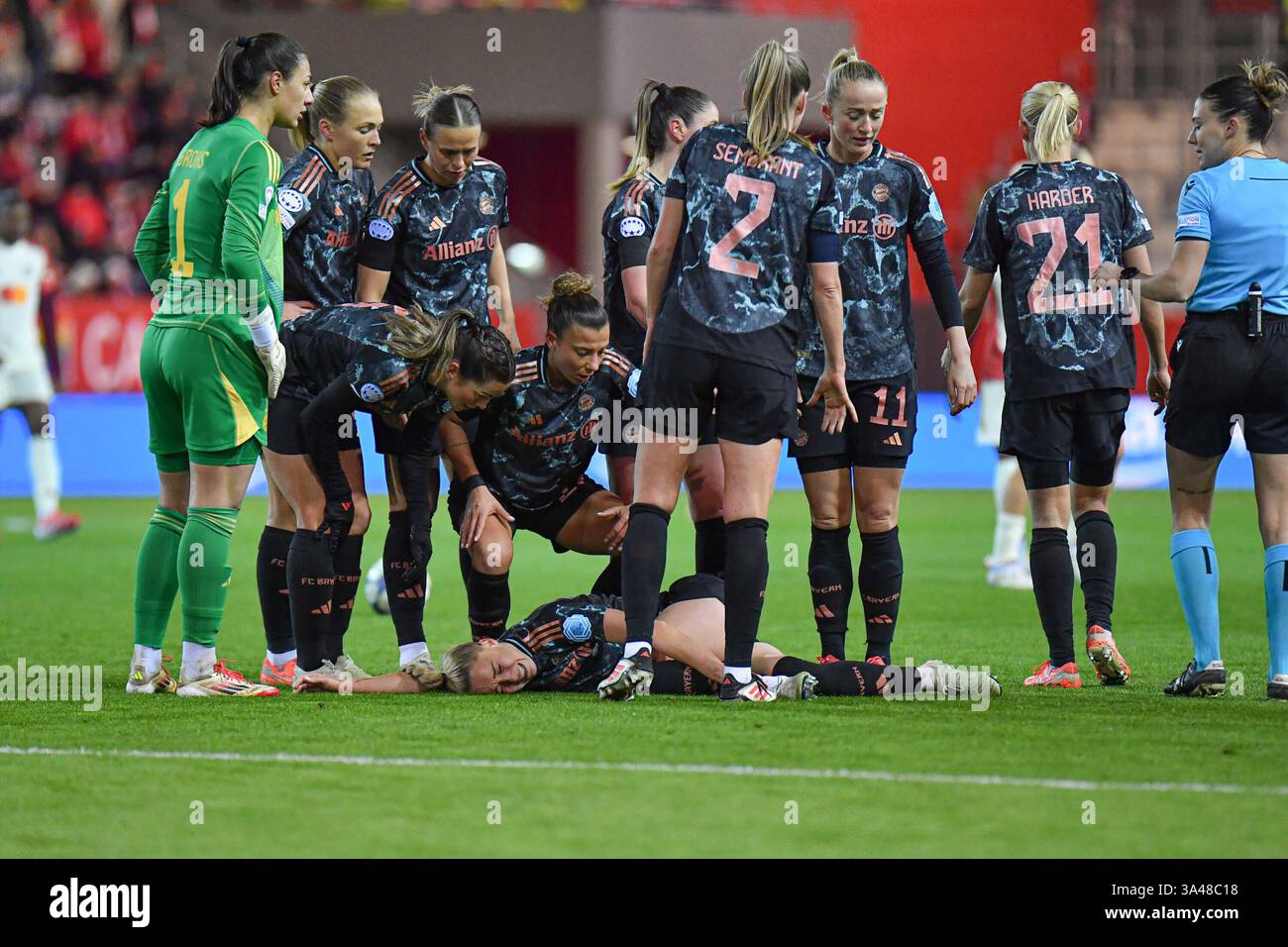 Giulia Gwinn (7 FC Bayern) nach einem foul am Bodne beim UEFA Womens Champions League Spiel FC Bayern M?nchen - Olympique Lyon AM 18.03.2025. Banque D'Images