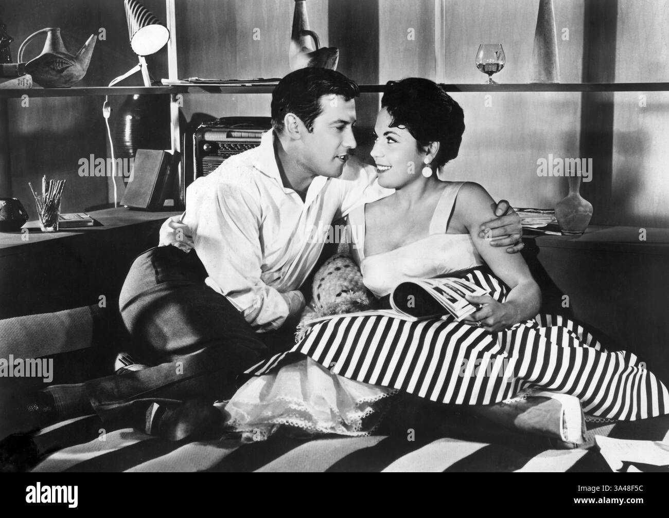 Dietmar Schonherr, Eva Kerbler, sur le plateau du film ouest-allemand, 'deux dans Un sac de couchage', titre original allemand : 'Kleines Zelt und grosse Liebe', Schorcht Filmverleih GmbH, Allemagne 1956, Holt International, États-Unis, 1964 Banque D'Images
