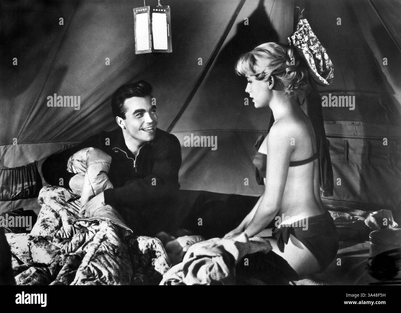 Claus Biederstaedt, Susanne Cramer sur le plateau du film ouest-allemand, 'deux dans Un sac de couchage', titre original allemand : 'Kleines Zelt und grosse Liebe', Schorcht Filmverleih GmbH, Allemagne 1956, Holt International, États-Unis, 1964 Banque D'Images