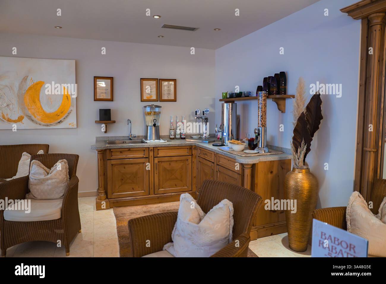 Zone de rafraîchissement élégante dans un hôtel de luxe avec un design en bois rustique Banque D'Images