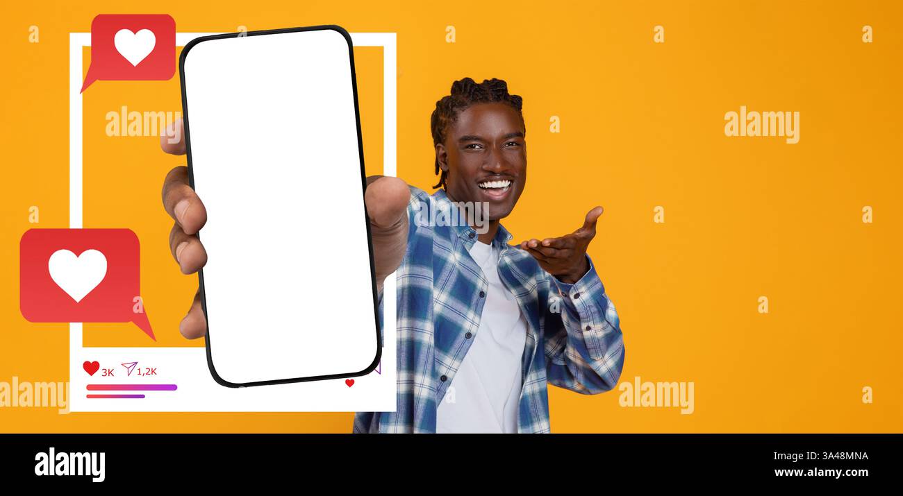 Influenceur engageant présentant un smartphone pour l'interaction avec les médias sociaux Banque D'Images