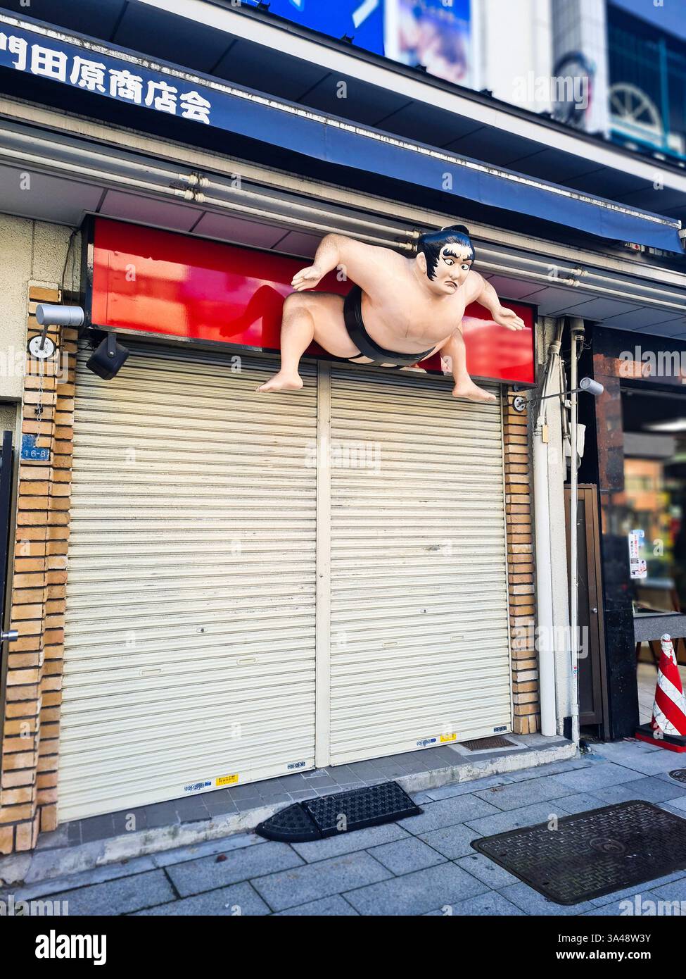 Figurine de lutteur sumo au-dessus d'une boutique de cadeaux à Asakusa, Tokyo, Japon. Banque D'Images Figurine de lutteur sumo au-dessus d'une boutique de cadeaux à Asakusa, Tokyo, Japon. Banque D'Images