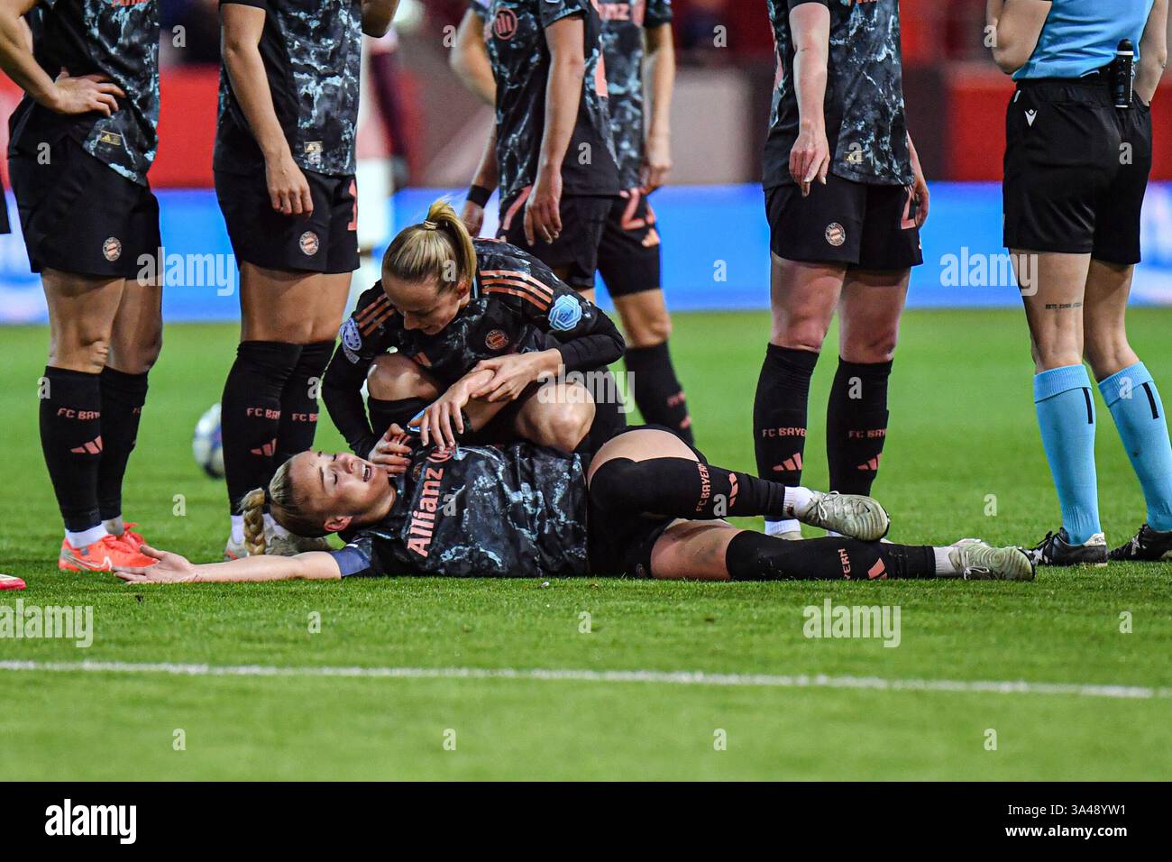 Giulia Gwinn (7 FC Bayern) liegt nach einem foul auf dem Boden und Lea Sch?ller (11 Bayern) schaut nach ihr beim UEFA Womens Champions League Spiel FC Bayern M?nchen - Olympique Lyon AM 18.03.2025. Banque D'Images