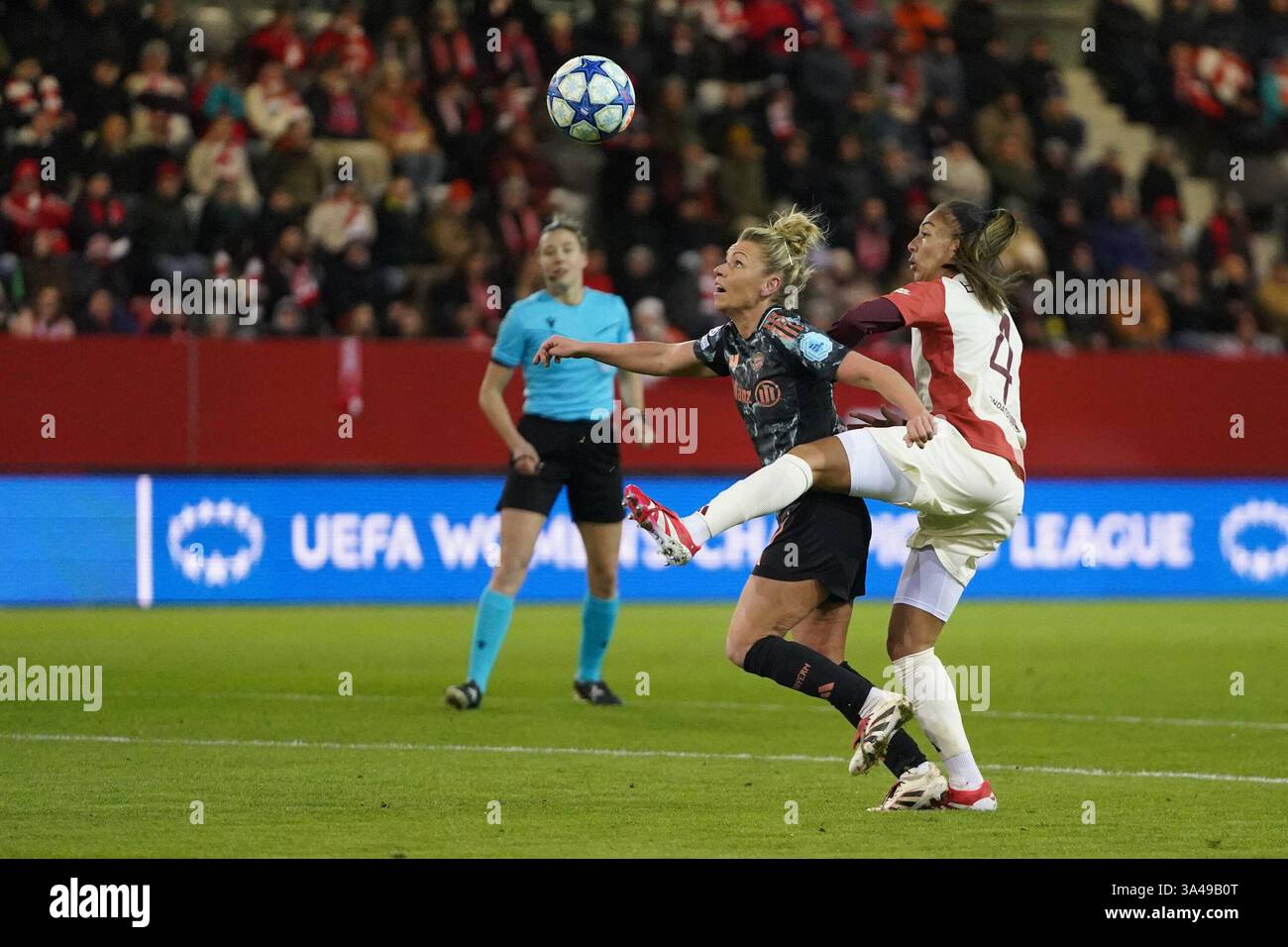 Linda Dallmann (10 FC Bayern) und Selma Bacha (4 Olympique Lyonnais) dans Aktion beim UEFA Womens Champions League Spiel FC Bayern M?nchen - Olympique Lyon AM 18.03.2025. Banque D'Images