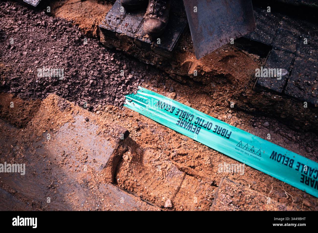La pose de câbles à fibres optiques à Kings Cross, Londres, au début de la révolution du haut débit, dans les années 1990 Banque D'Images La pose de câbles à fibres optiques à Kings Cross, Londres, au début de la révolution du haut débit, dans les années 1990 Banque D'Images