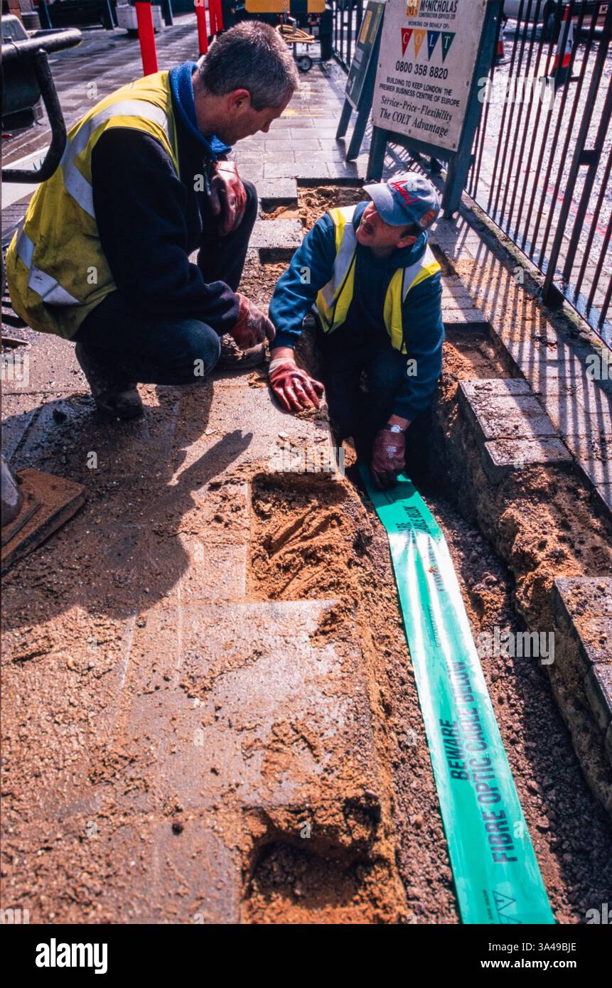 La pose de câbles à fibres optiques à Kings Cross, Londres, au début de la révolution du haut débit, dans les années 1990 Banque D'Images