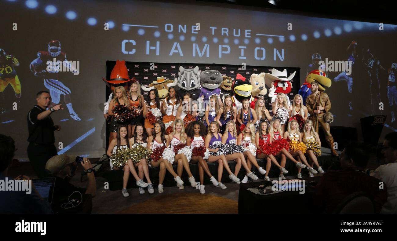 22 juillet 2014 - Dallas, TX, États-Unis - mascottes et pom-pom-pom-pom posent pour une photo de groupe aux Big 12 Media Days à l'hôtel Omni Dallas, le mardi 22 juillet 2014, à Dallas. (Crédit image : © Rodger Mallison/MCT/ZUMA Wire) Banque D'Images