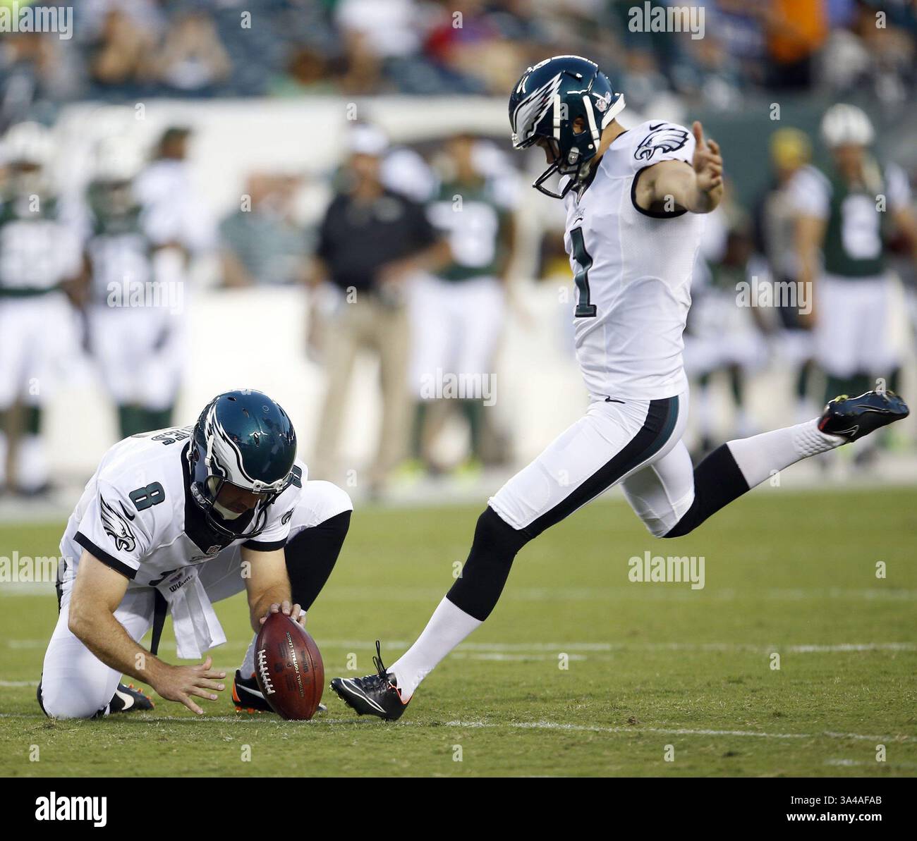28 août 2014 - Philadelphie, PA, États-Unis - Cody Parkey des Philadelphia Eagles marque un point supplémentaire au premier quart-temps avec son détenteur Donnie Jones contre les jets de New York au Lincoln Financial Field à Philadelphie le jeudi 28 août 2014. Les Eagles ont gagné, 37-7. (Crédit image : © Yong Kim/MCT/ZUMA Wire) Banque D'Images