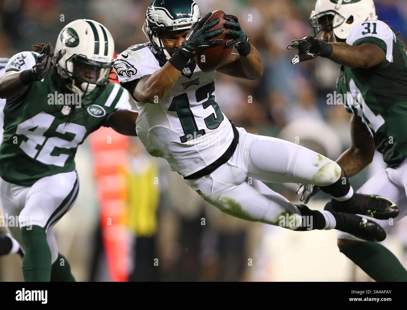 28 août 2014 - Philadelphie, PA, États-Unis - Damaris Johnson des Philadelphia Eagles plonge dans la zone finale entre Brandon Dixon des jets de New York, à gauche, et Ellis Lankster, à droite, au quatrième quart-temps au Lincoln Financial Field à Philadelphie le jeudi 28 août 2014. Les Eagles ont gagné, 37-7. (Crédit image : © David Maialetti/MCT/ZUMA Wire) Banque D'Images
