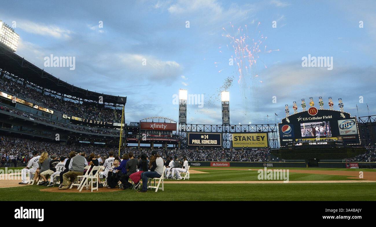 27 septembre 2014 - Chicago, il, États-Unis - Paul Konerko des Chicago White Sox regarde des feux d'artifice et le dévoilement d'une statue lors d'une cérémonie de retraite avant le match devant l'hôte des Kansas City Royals au U.S. Cellular Field à Chicago le samedi 27 septembre 2014. (Crédit image : © John Sleezer/MCT/ZUMA Wire) Banque D'Images