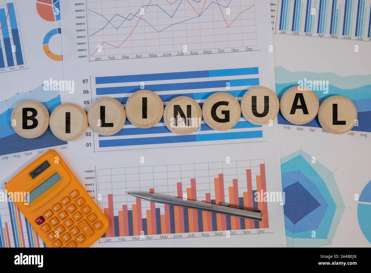 Bilingue. Manuels scolaires, papeterie et timbre en bois sur la table Banque D'Images