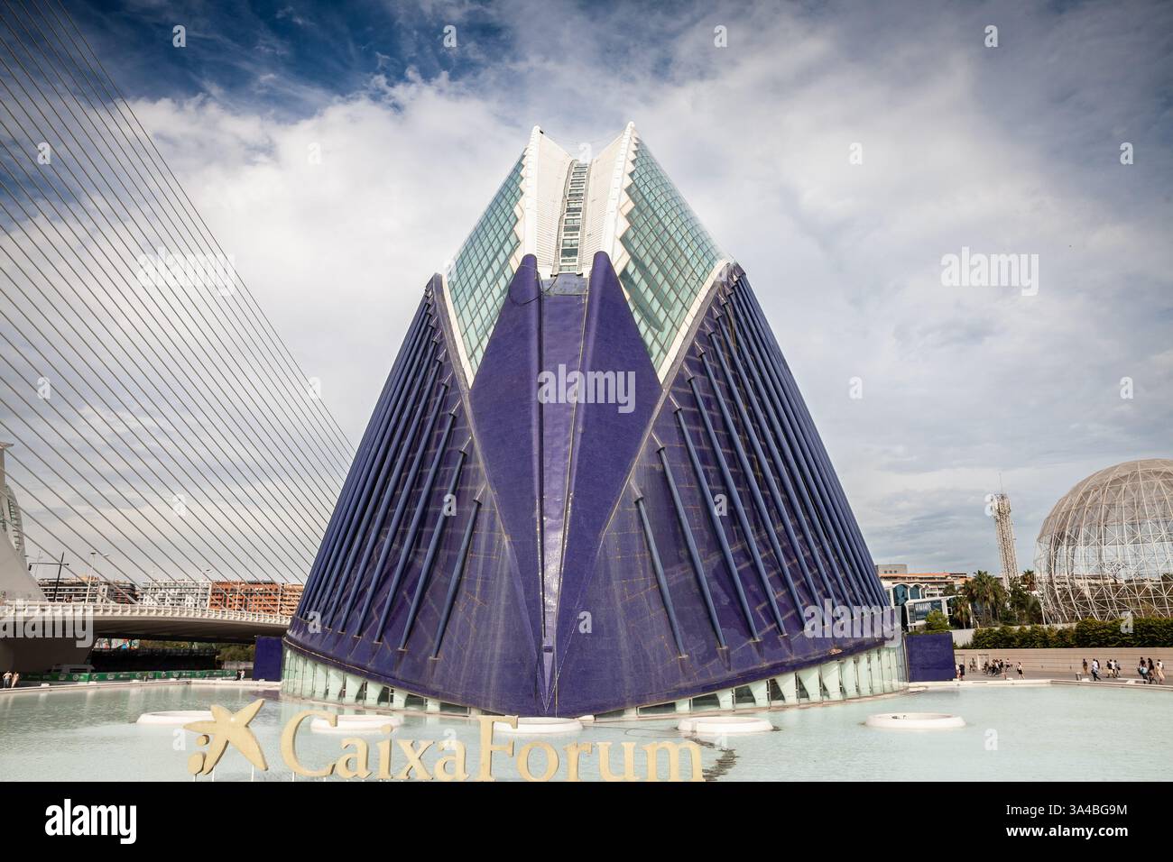 VALENCIA, ESPAGNE - 13 OCTOBRE 2024 : logo CaixaForum sur le bâtiment du Forum Caixa. CaixaForum est un centre culturel et un musée, parrainé par 'la Caixa' F. Banque D'Images