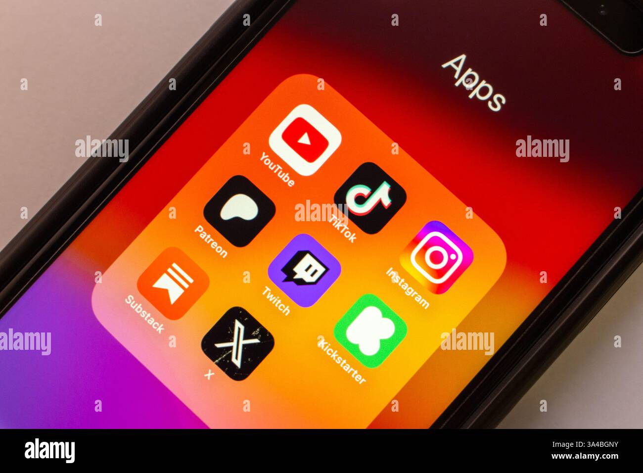 YouTube, TikTok, Instagram, Patreon, Twitch, Kickstarter, Substack et X sont affichés sur un iPhone, concept de SNS et plates-formes axées sur les créateurs Banque D'Images