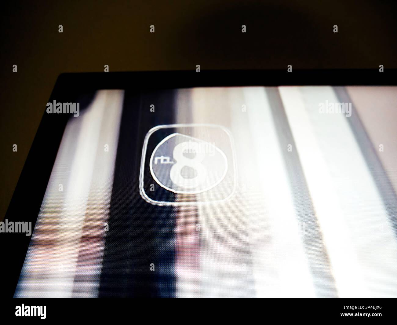 Haarlem, pays-Bas- 28 août 2019 : gros plan d'un écran de télévision affichant le logo RTL 8 avec un arrière-plan flou. La texture de l'écran et le pixe Banque D'Images