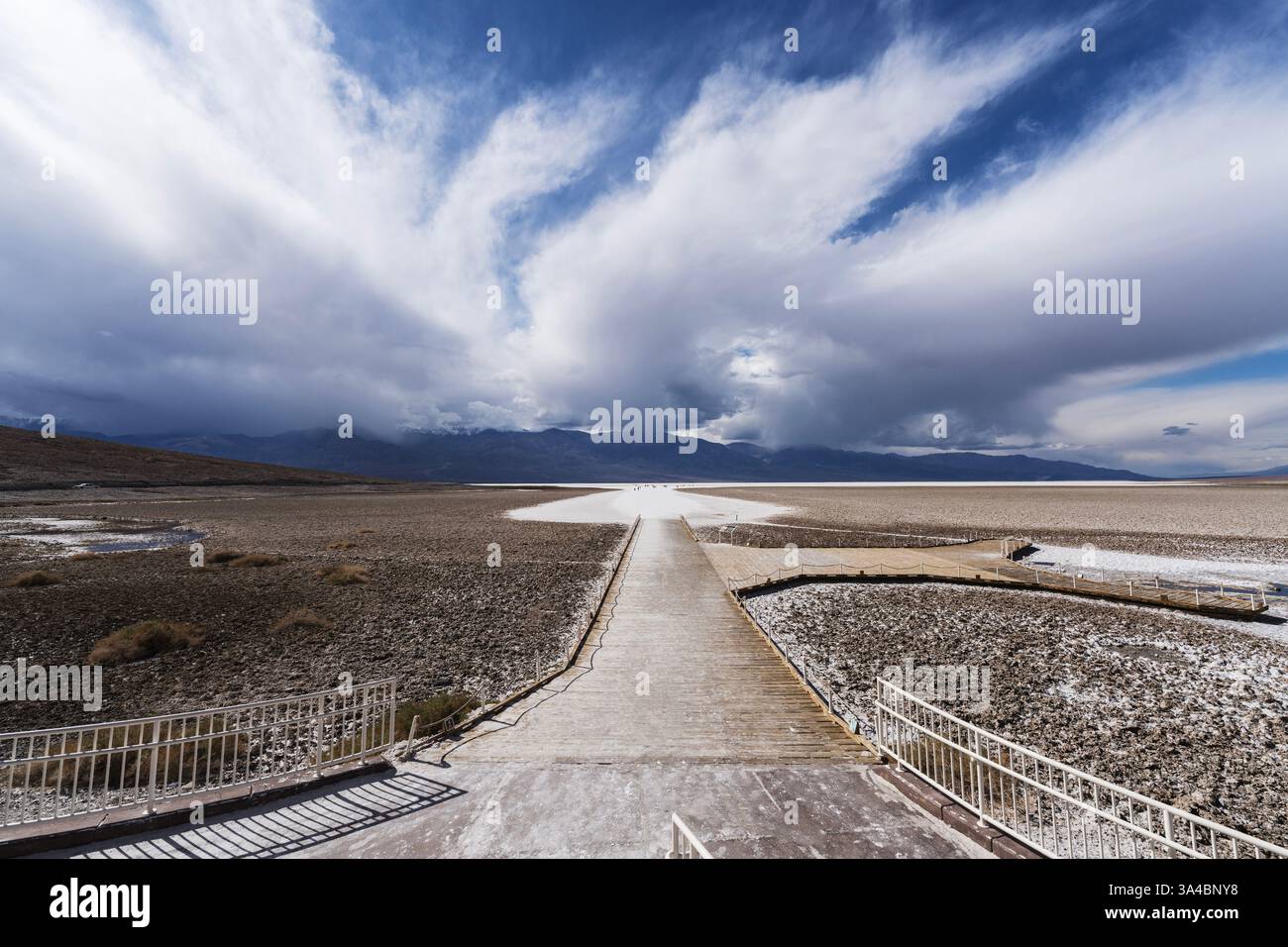 Promenade de Badwater Basin dans le parc national de la Vallée de la mort en Californie. Le lac sec Badwater est la plus basse altitude aux États-Unis. Banque D'Images