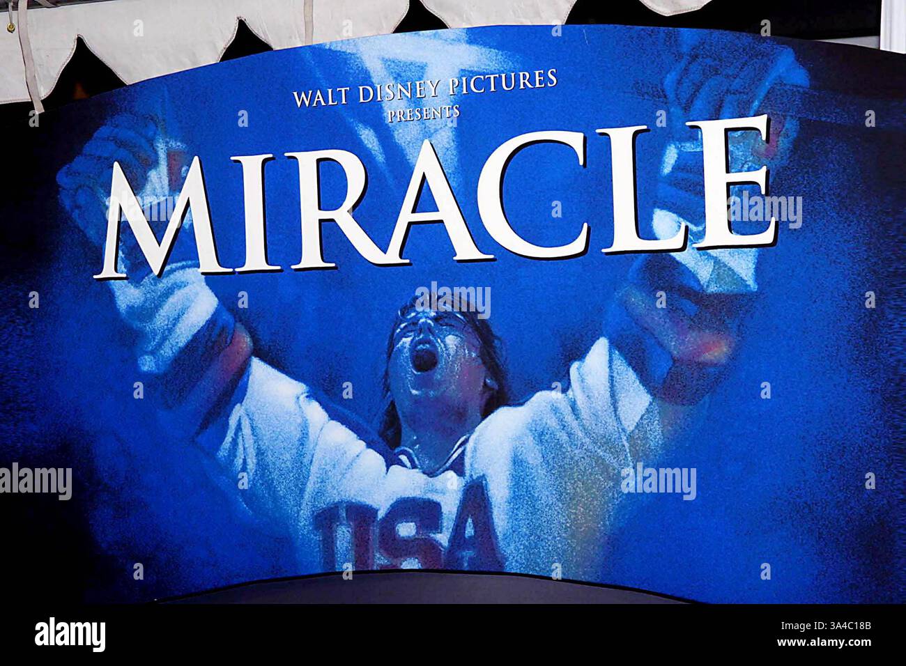 1er janvier 1980 - K34541TR 2/2/04.PREMIERE DE MIRACLE''''.LE EL CAPITAN THEATRE 6838 Hollywood Blvd..HOLLYWOOD CA..film de l'affiche. TOM RODRIGUEZ/ 2004.(Image Crédit : © Globe Photos/ZUMAPRESS.com) Banque D'Images