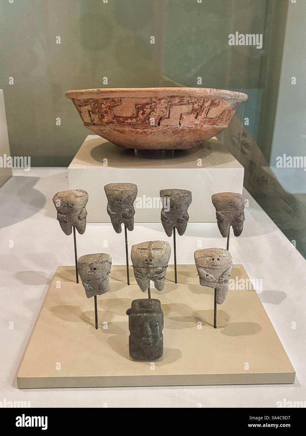 Pendentifs de bijoux en jadéite vert maya et en pierre aux formes anthropomorphes des sites El Naranjal et Calica au Museo de Maya, Cancun, Mexique Banque D'Images