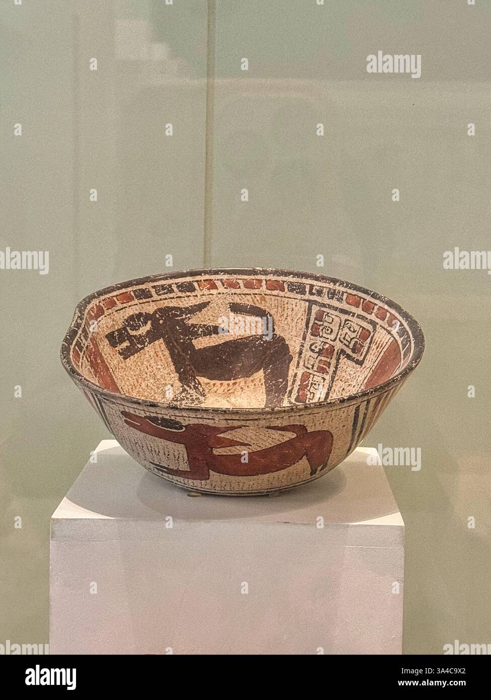 Vase en céramique avec des images peintes de cerfs du site de Campeche, 600-850 EC au Museo de Maya, Cancun, Mexique Banque D'Images