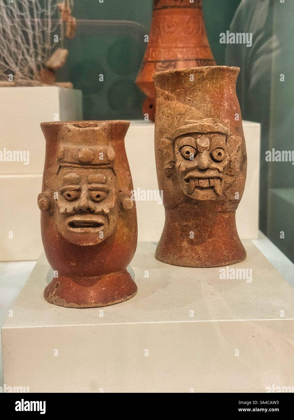 Brûleurs ou centreurs d'encens mayas en céramique ou en argile de poterie dans des dessins anthropomorphiques d'êtres surnaturels au Museo de Maya, Cancun, Mexique Banque D'Images
