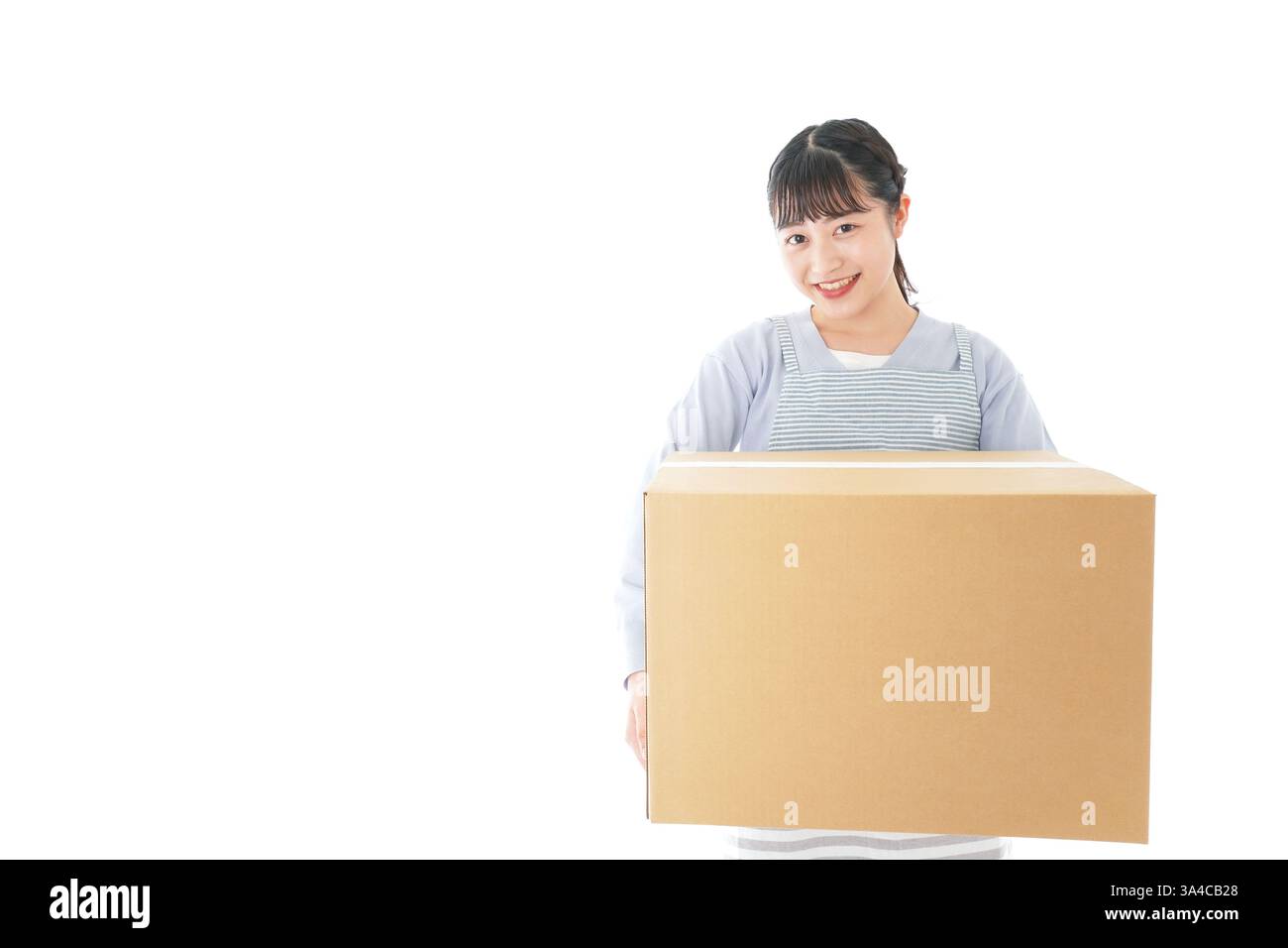 Jeune femme au foyer recevant le courrier Banque D'Images