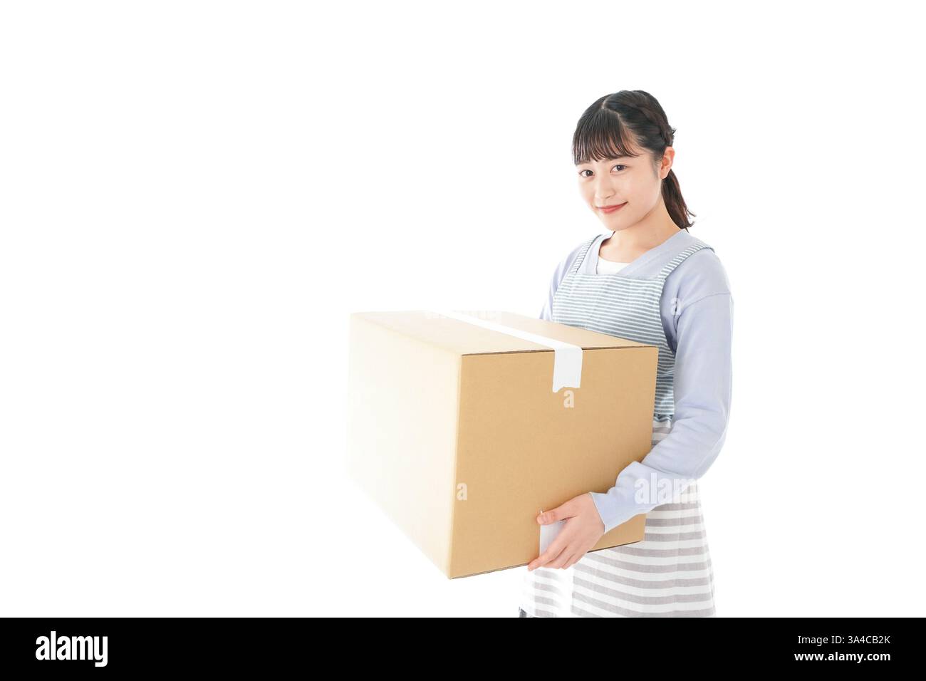 Jeune femme au foyer recevant le courrier Banque D'Images